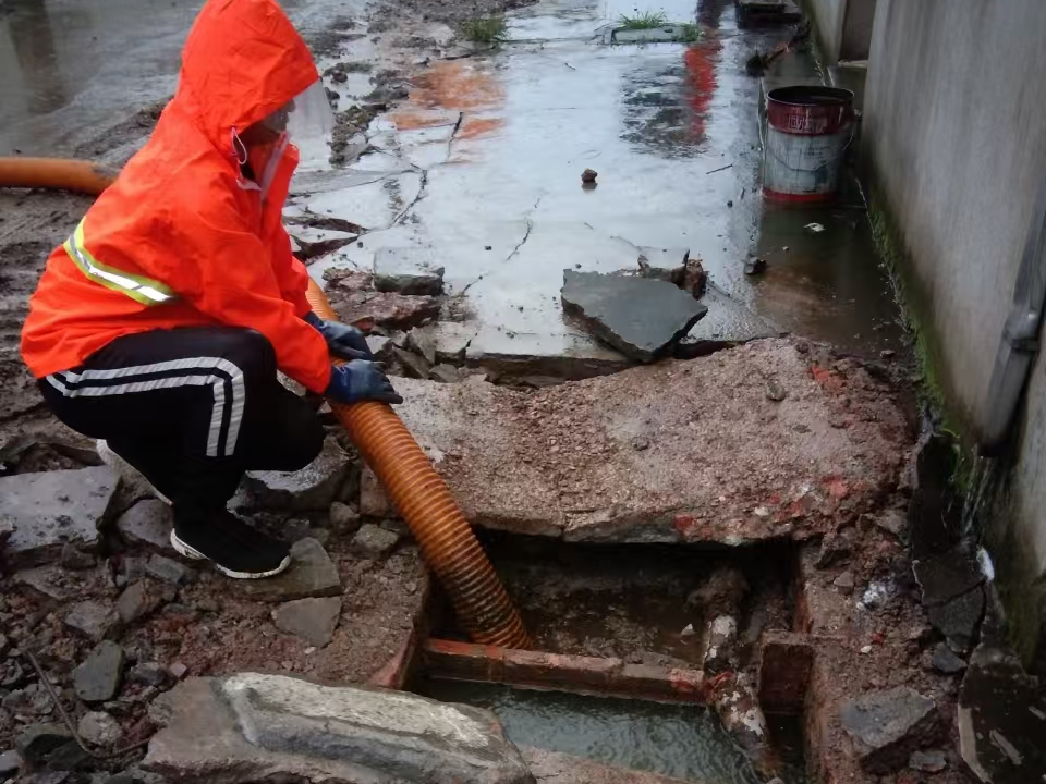 留坝专业清理污水池 炜誉市政以规范流程守护城市 “肠道”